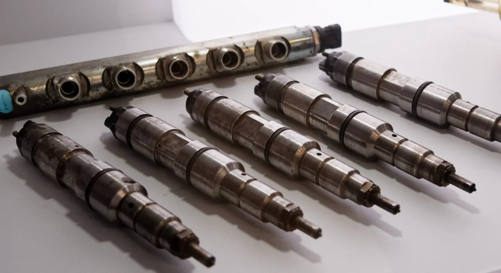 Fuel injector, common rail
